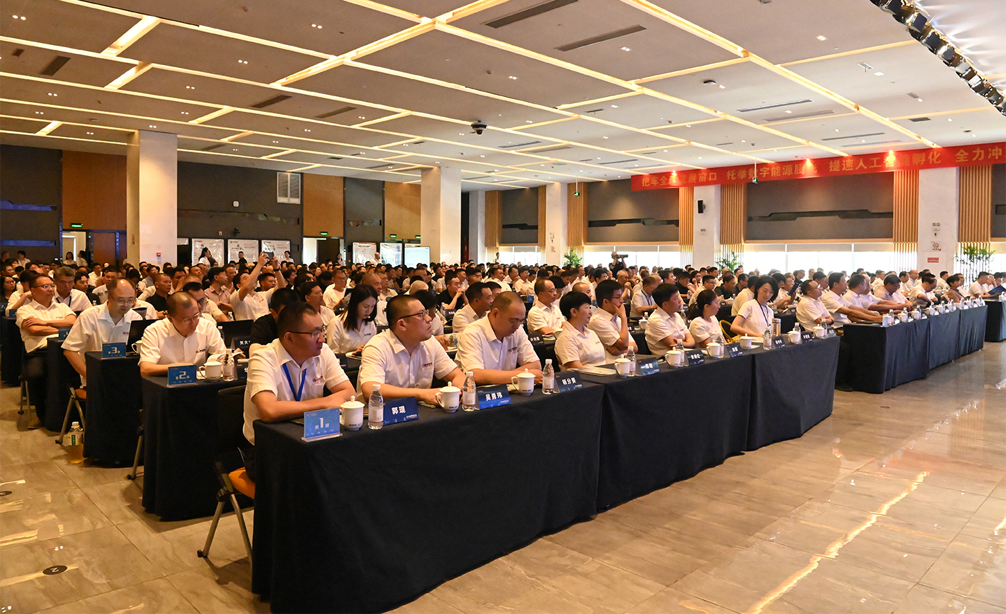 踔厲奮發(fā)四曲線，乘風(fēng)破浪十五五——銀輪股份2025年度戰(zhàn)略研討會(huì)綜述